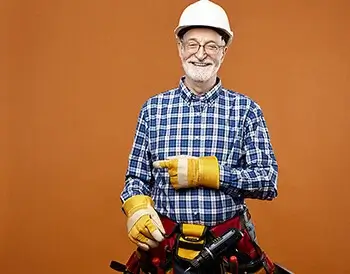 Lächelnder Elektriker, orangefarbener Hintergrund