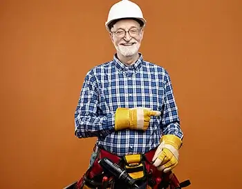Lächelnder Elektriker, orangefarbener Hintergrund