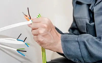 Ein Elektriker ersetzt die Kabel