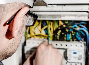 Elektriker repariert Sicherungskasten